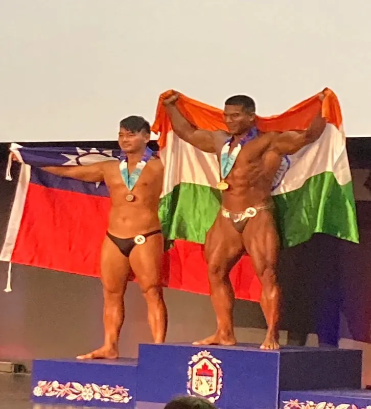 林冠儀（南投縣消防局）披國旗受獎。翻攝畫面