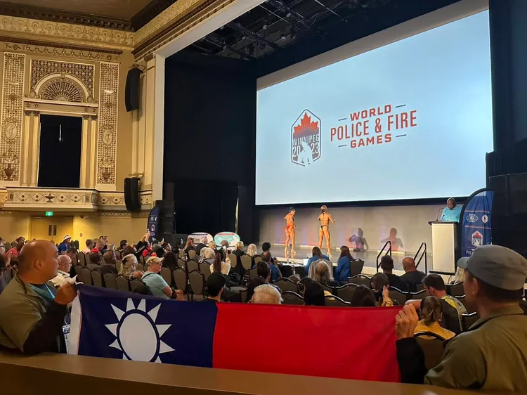 場邊代表團成員舉國旗為王令樺選手加油。翻攝畫面