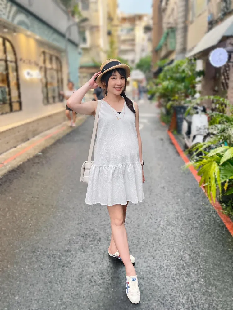 吳宇舒純白洋裝，相當有少女感。翻攝自吳宇舒臉書