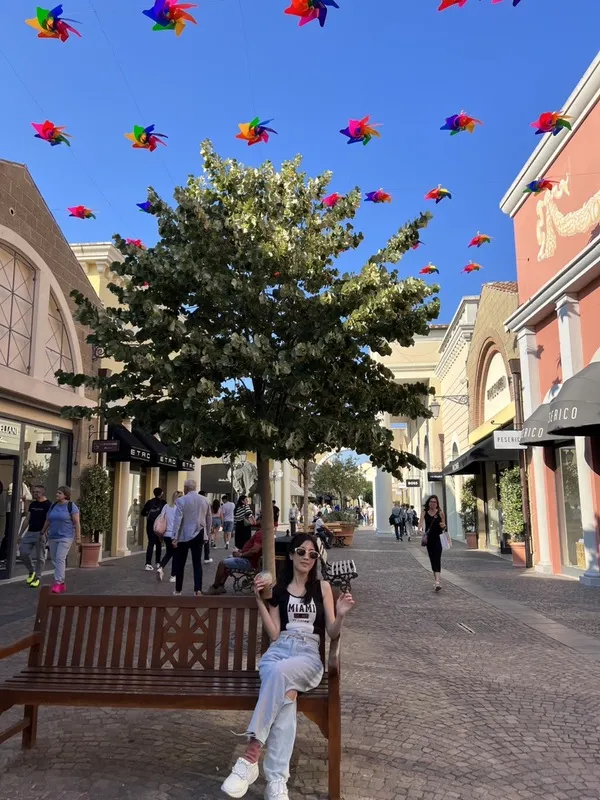 消費者走訪義大利一處Outlet。美聯社