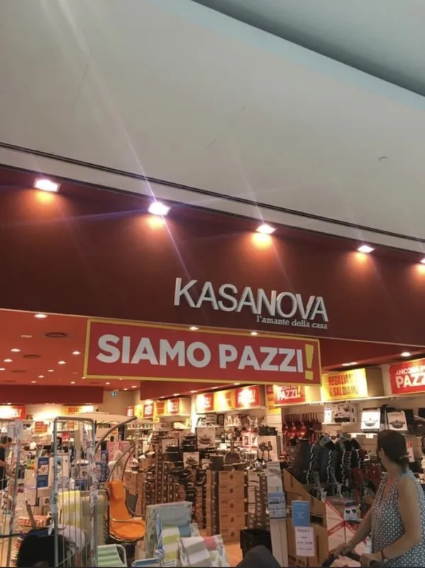 義大利夏季打折季將於7月6日開跑，但羅馬有2家大型購物中心擬因延長營業時間，引發員工不滿與抗議。圖為「羅馬之門」購物中心其中一家商家。中央社