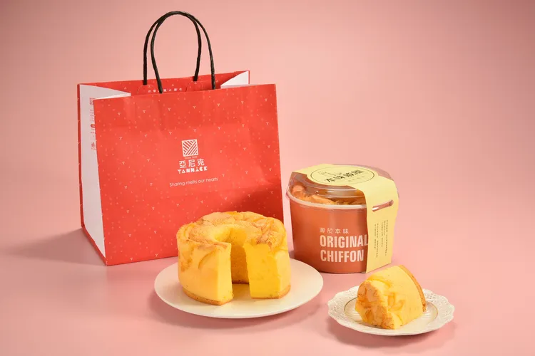 最受親子喜愛的免費亞尼克餐盒，今年推出手撕香柚戚風蛋糕，一同草地FUN寫生、野餐。亞尼克提供