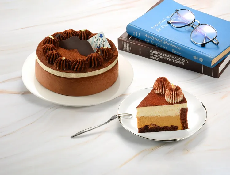 添加獨特的夏威夷果仁，再淋上巧克力，搭配焦糖慕斯及香草橙皮慕斯的亞尼克尊爵黑騎士，售價988元。亞尼克提供