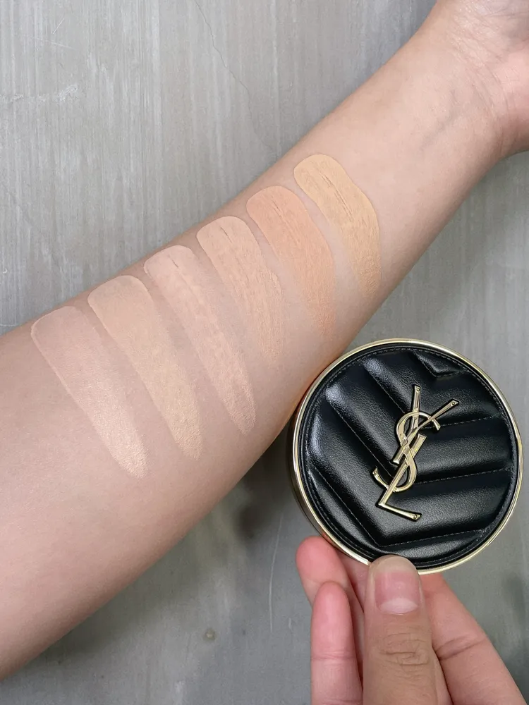 YSL恆久完美霧光氣墊粉餅升級版試色。張家玲攝