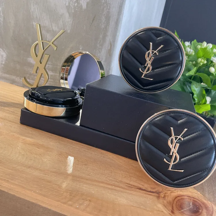 YSL恆久完美霧光氣墊粉餅升級版厚度較前代減少三分之一。張家玲攝
