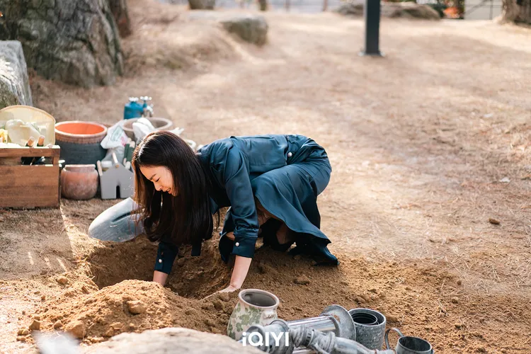 金泰希劇中發現家中院子有屍臭味，後來發現被老公和兒子背叛。愛奇藝國際站提供