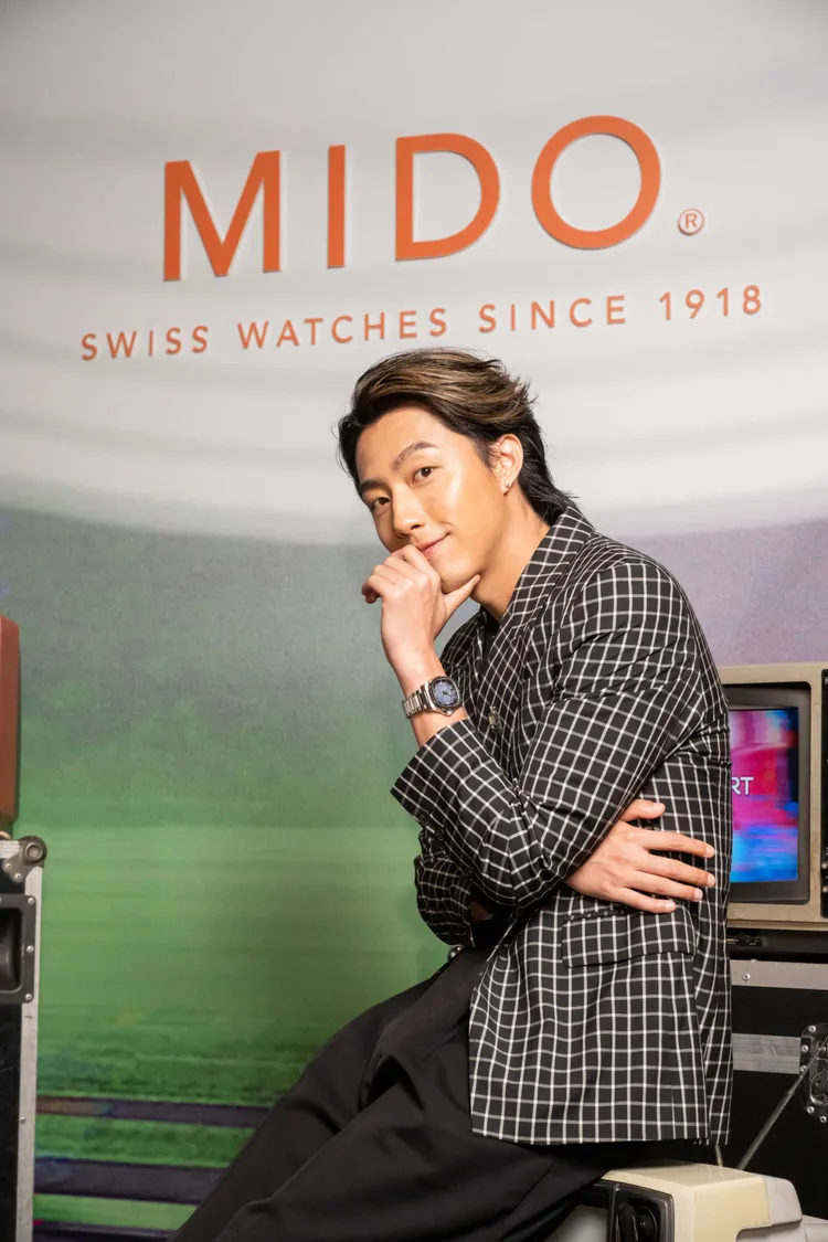 蔡凡熙十分鍾情於MIDO新款Multifort TV Big Date腕錶汲取復古電視機為靈感的獨特造型。品牌提供