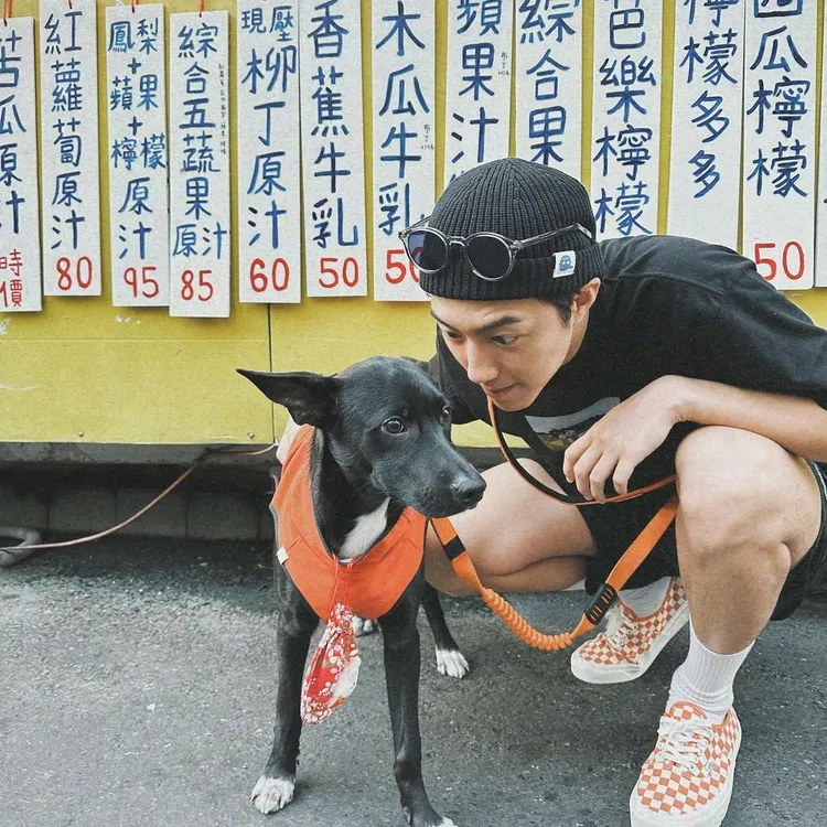蔡凡熙坦言對橘色十分癡迷，不僅穿搭中隨處可見橘色元素，連愛犬AMO的牽繩也不放過。翻攝caiven.c IG