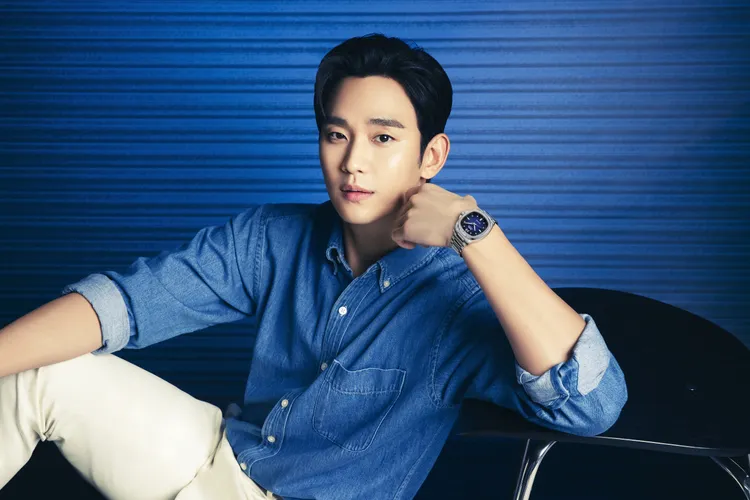 金秀賢以MIDO品牌大使之姿，演繹了最新Multifort TV Big Date腕錶。品牌提供