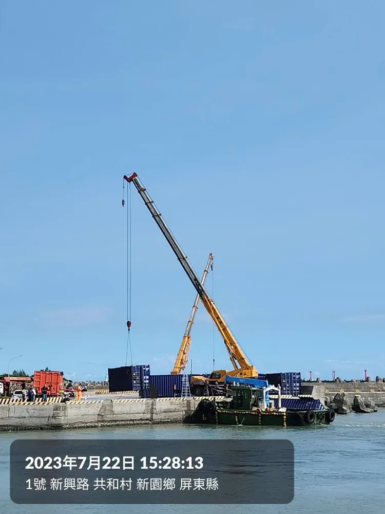 屏東鹽埔漁港開始吊起空櫃。高港公司提供