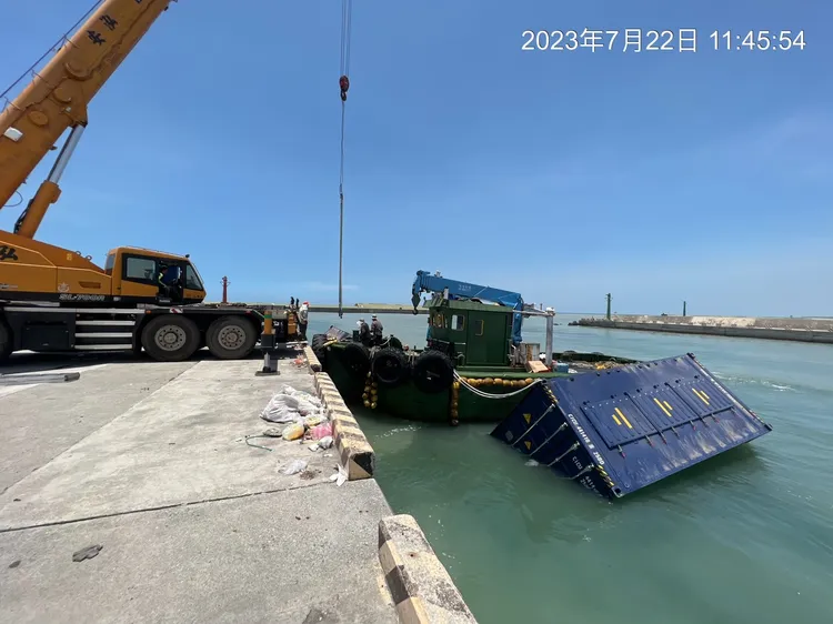 屏東鹽埔漁港開始吊起空櫃。高港公司提供