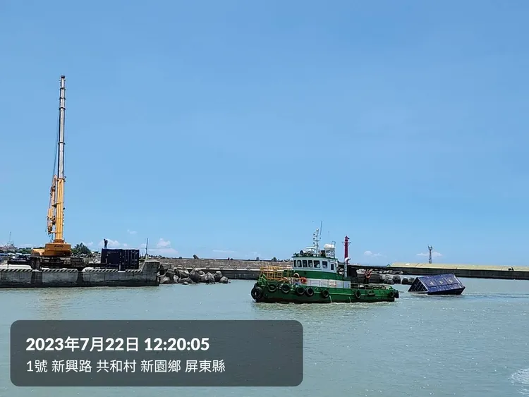 屏東鹽埔漁港開始吊起空櫃。高港公司提供