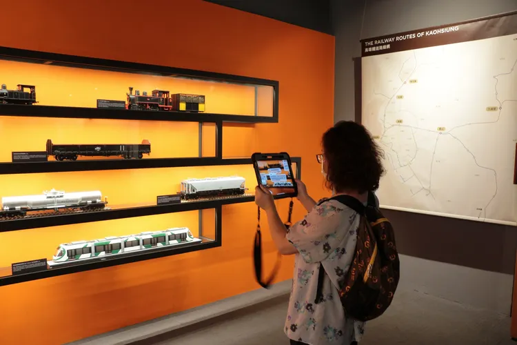 觀眾可透過XR導覽系統「看透大高雄」。高史博提供
