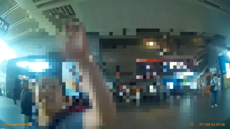 婦人冷不防拍打密錄器，還拉扯員警口罩。讀者提供