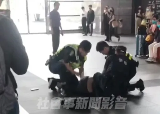 爆走婦高鐵台中站激問「咆嘯二個字怎麼寫?英文!」 3警聯手壓制在地