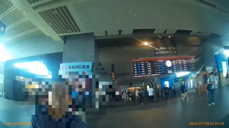 婦人怒問員警「咆嘯二個字麼寫」。讀者提供