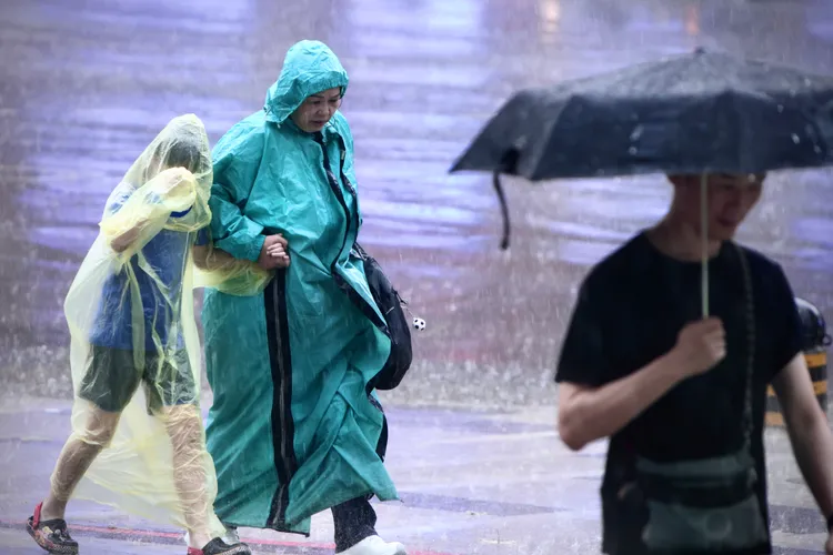 中央氣象局今天發布12縣市大雨特報。林林攝