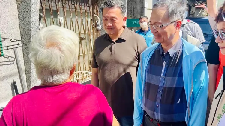 薛瑞元(右)聽取鄉親意見。王志弘攝