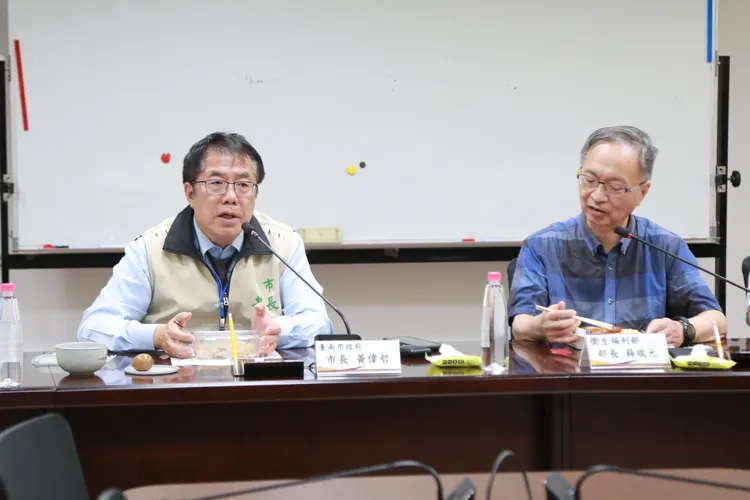 黃偉哲會中表示，希望中央能協調國軍補足噴藥人力。市府提供