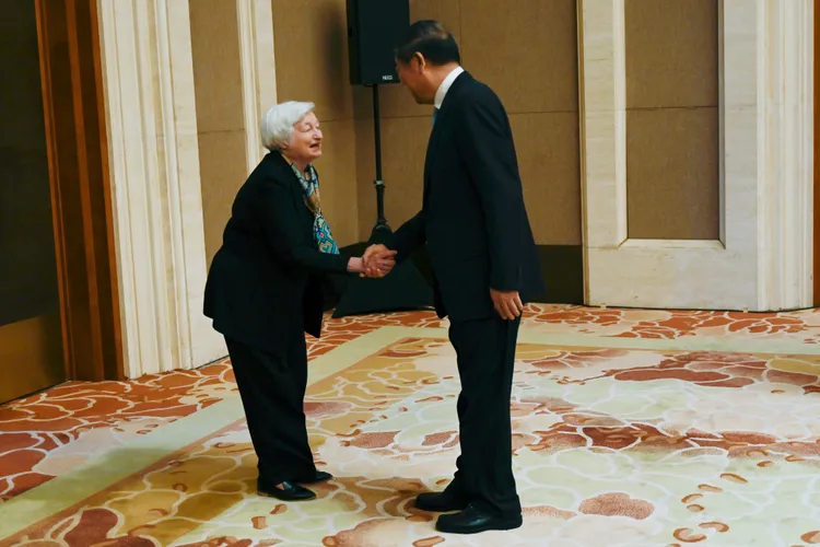 美國財政部長葉倫（左）會見中國副總理何立峰（右）。美聯社