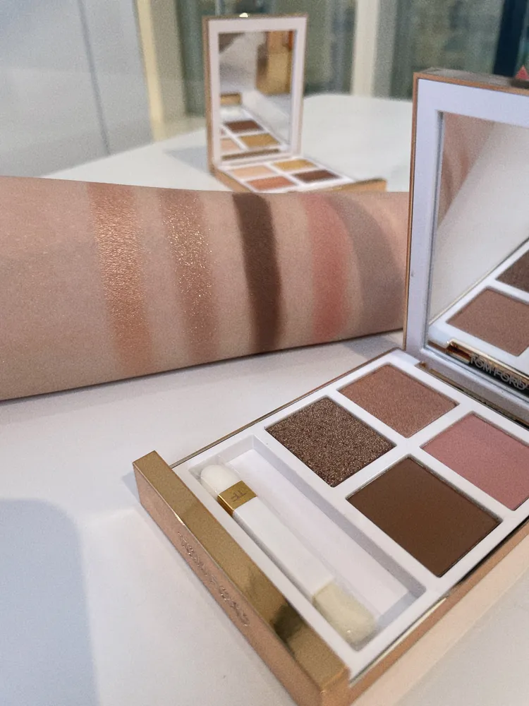 澄金琥珀限定版高級訂製四格眼盤#02手部試色。張家玲攝