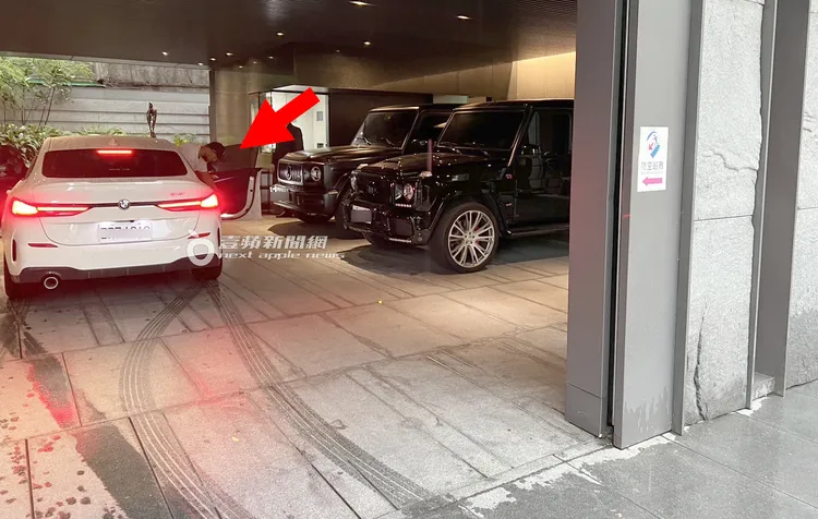 記者從陳建州住處外的人行道看去，2台總價近2千萬的G Car就放在車道口旁，改搭179萬元的白色BMW 218i代步，試圖掩人耳目。特勤中心攝