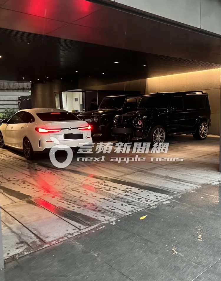 陳建州的2台總價將近2千萬元的G Car就放在車道口旁，經過的路人可以一飽眼福。特勤中心攝