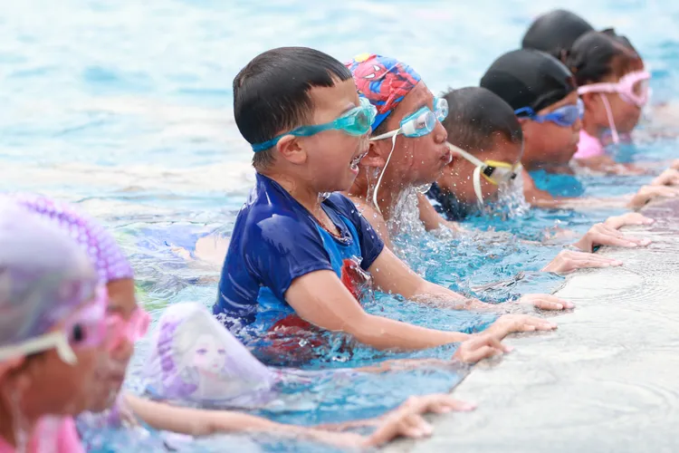 暑假期間中國貴州一間游泳池開設游泳教學營隊。新華社