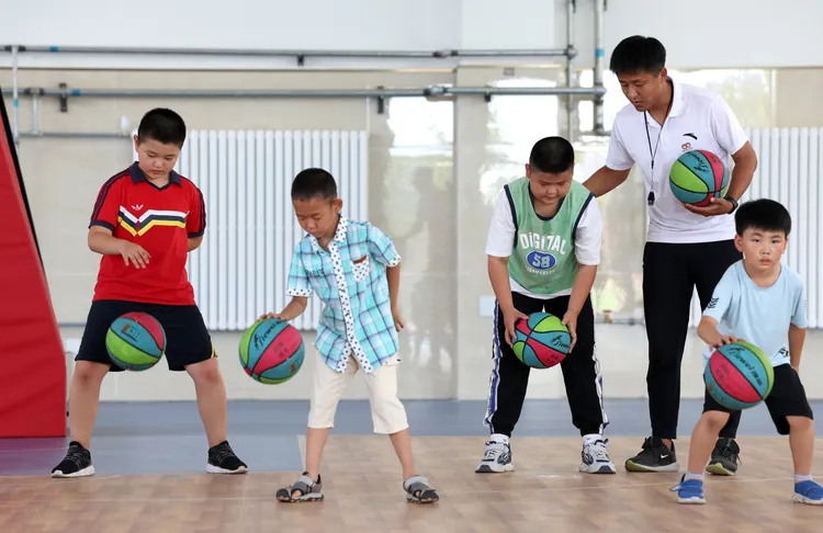 中國河北石家莊一處「暑托班」教兒童打籃球。新華社
