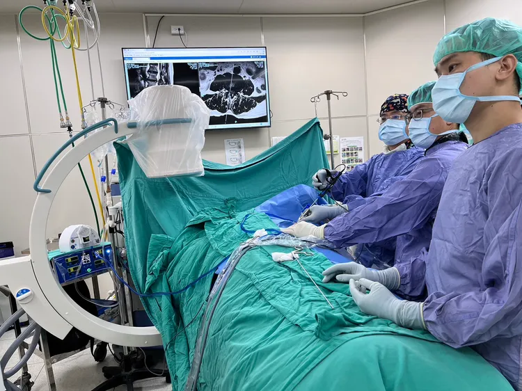 微創內視鏡只要局部麻醉，傷口小於1公分，幾乎不用再復健，3天內即可出院。院方提供