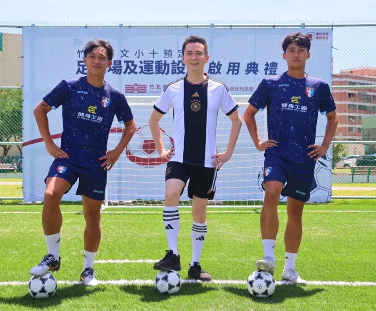 竹北市長鄭朝方與出生竹北的奧運、亞運國家代表隊黃永竣、黃侑威為市公所興建的第一座足球場風光揭幕。竹北市公所提供