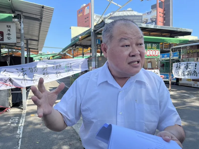 攤商吳先生說,近期管理公司公告要維修電路,要求攤商將貴重物品搬走,「根本是要藉此機會把我們趕出去」。中央社