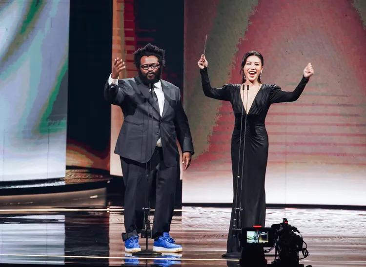 艾怡良（右）搭配James Fauntleroy頒獎，撂英文沒問題，講中文卻大出包。