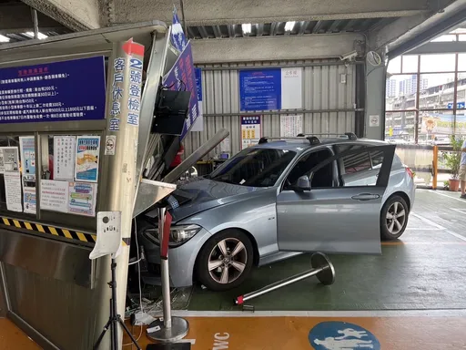 女員工代客驗車「BMW一秒撞爛驗車亭」 車主無言看傻!網驚:賠慘了