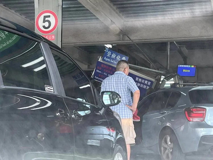 代客驗車發生暴衝撞毀代檢亭。取自汐止集團