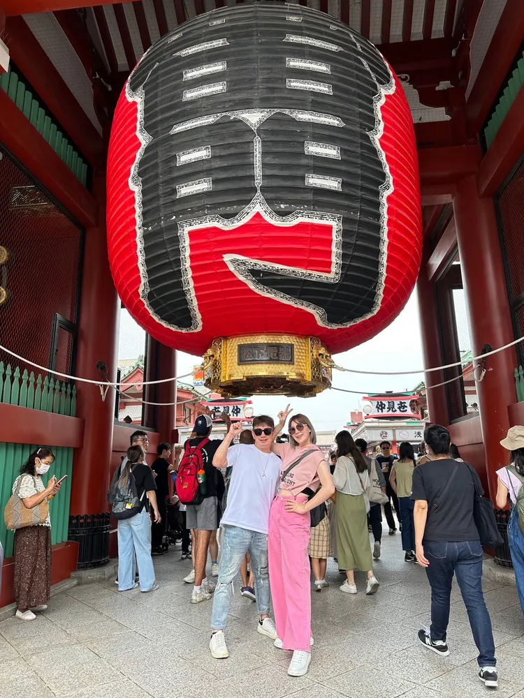 郭婷筠（右）與彭正在日本淺草寺拜拜，求新專輯順利。時代創藝提供