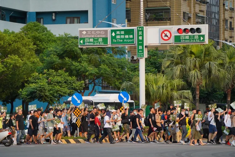 行人大富翁活動，遊行參與者繞行斑馬線。翻攝畫面