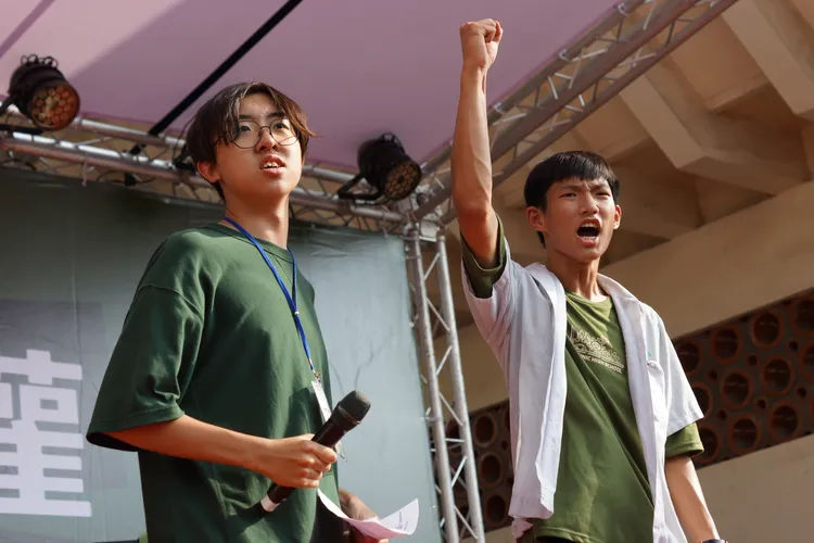 下一代學生行人路權聯盟，兩位高中生總召游立維、王晉謙遊行活動出發前短講。翻攝畫面