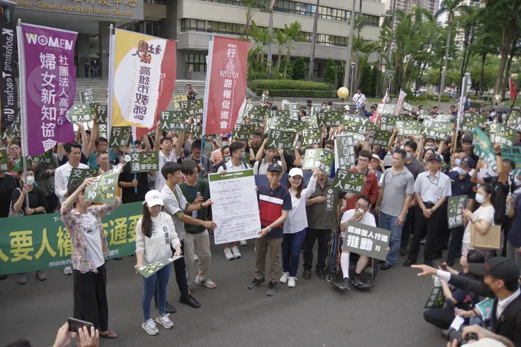 下一代學生行人路權聯盟遞交陳情書給高雄市交通局副局長。翻攝畫面