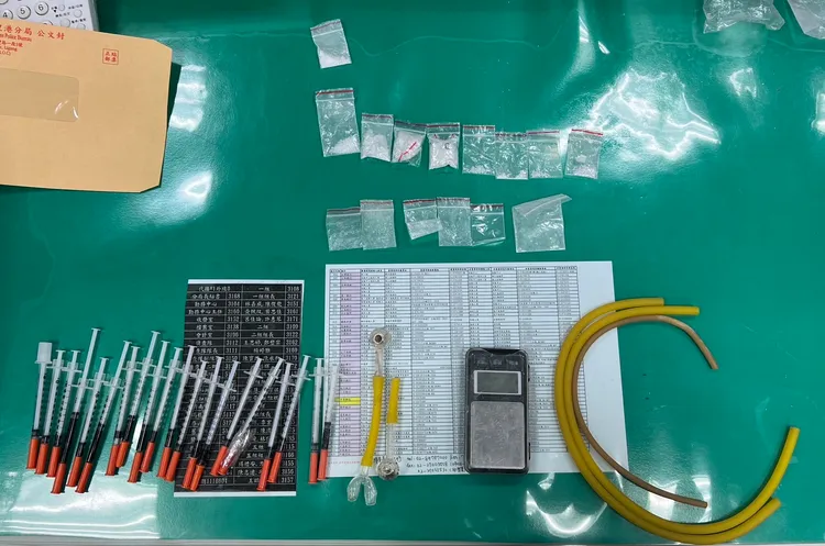 警方起獲10多包疑似毒品與殘渣，仍待進一步化驗釐清。讀者提供