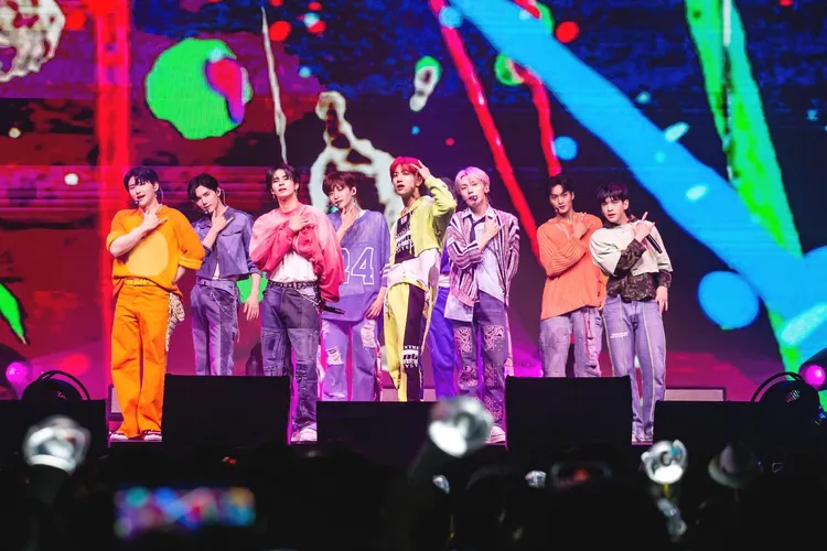 ALLEN（右）回家開唱話變多，主唱宇璸（左）偷吃過被圍攻。D-SHOW提供