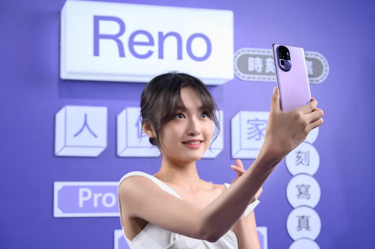 Reno10 系列拍人、自拍零死角！隨時聚焦自信臉孔，實現清晰的海報級自拍。OPPO提供  