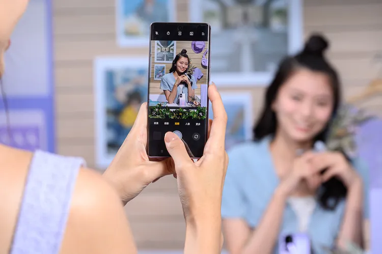 OPPO Reno10 系列搭載超清晰人像攝影系統，以全新長焦鏡頭模擬單眼相機黃金經典焦段，強大的拍攝能力可原圖直出攝影大作。OPPO提供 