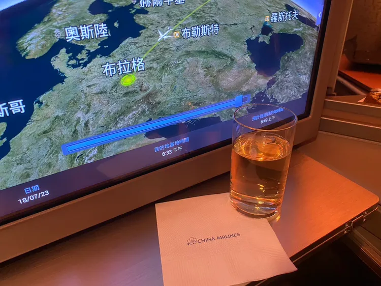 全艙等可享用五桐號清涼的老實人蜜桃紅茶氣泡飲。陳怡文攝