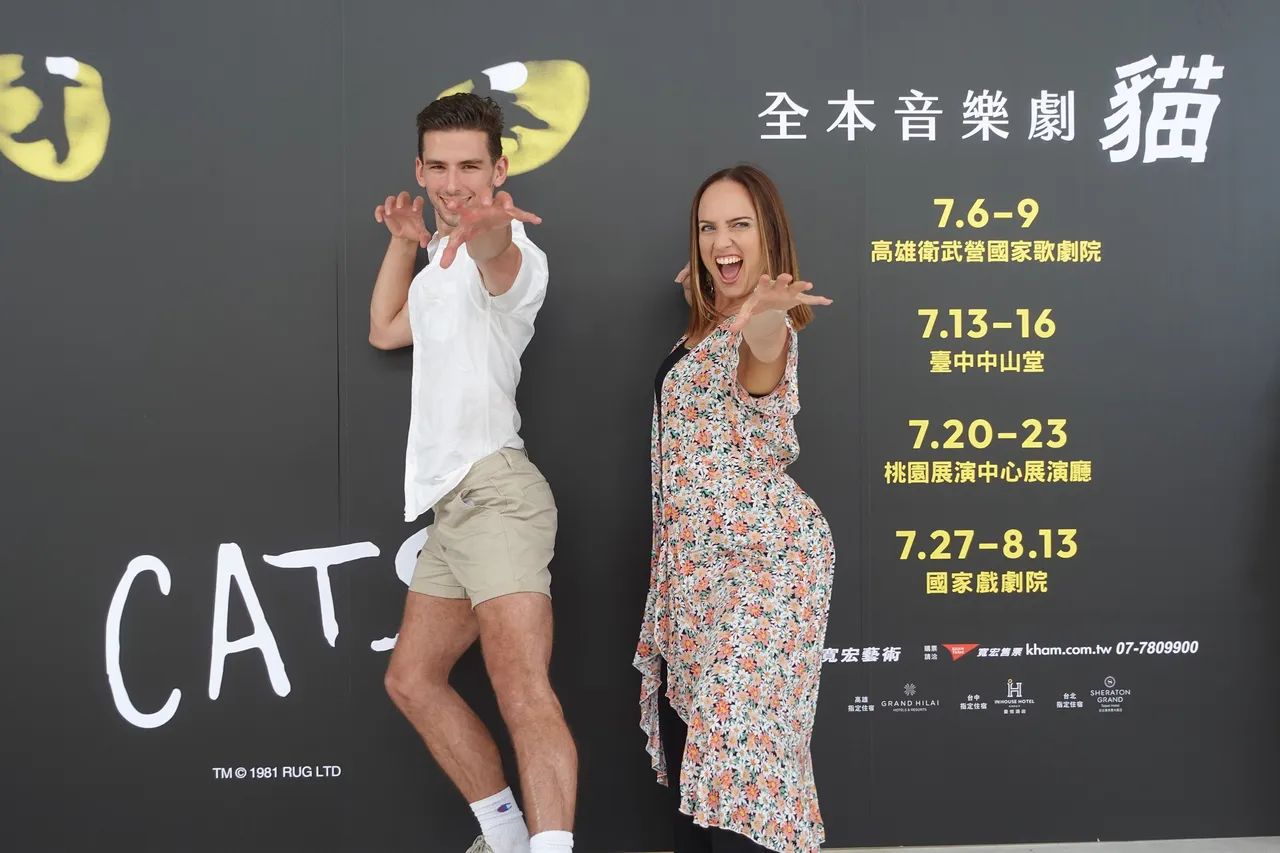 《貓》移師台中，百老匯演員強尼·蘭德爾（Johnny Randall，左）和艾咪．惠特爾（Amy Whittle）直呼台灣超棒。寬宏藝術提供