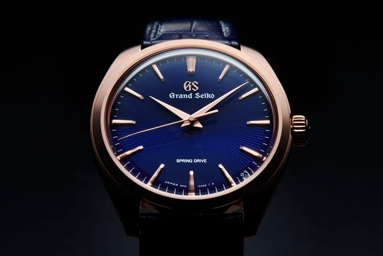 Grand Seiko為金生儀打造的紀念款式，錶面刻度特以阿拉伯數字「23」標示，向金生儀創立年分致敬。品牌提供