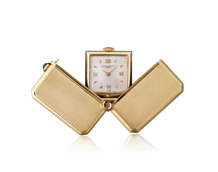 具備銀色面盤的18K「驚喜」懷錶，是1954年時江詩丹頓和傳奇法國代理商Verger Frères合作的成果。品牌提供