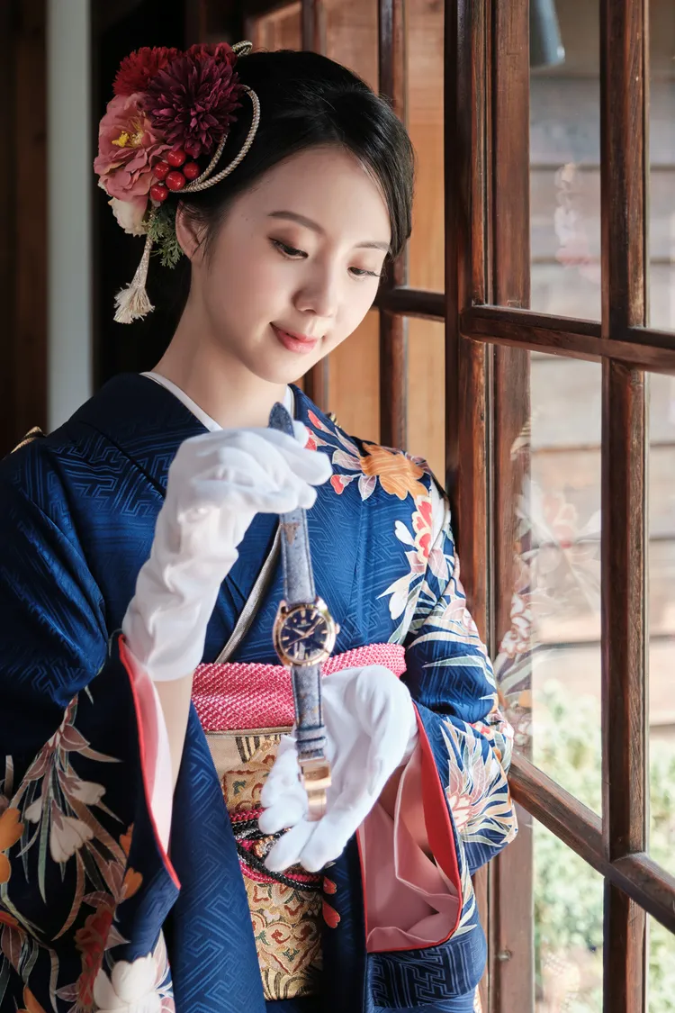 Grand Seiko x金生儀創業100周年限量聯名紀念腕錶，另備有1組使用京都箔貼工藝製成的手工錶帶。品牌提供