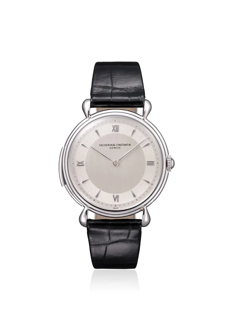 江詩丹頓大顯「化簡為繁」造詣，於1951年打造出具備垂直霧面拉絲銀色錶面的鉑金3問腕錶。品牌提供