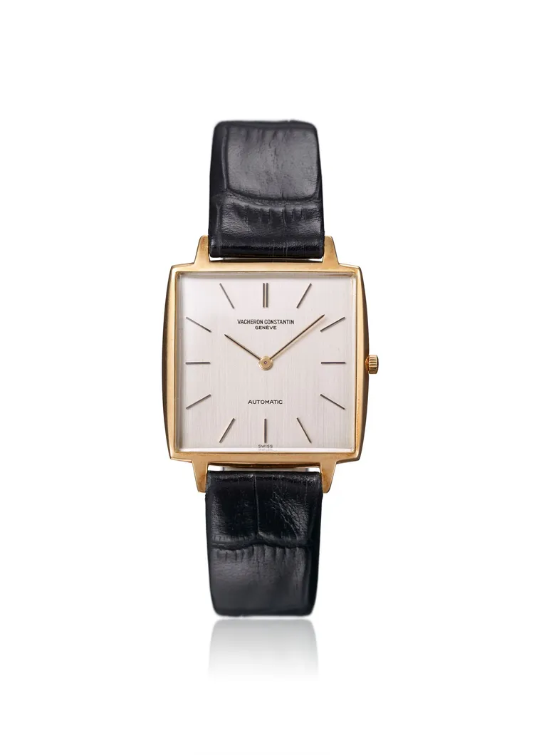 具備超薄弧形錶殼與垂直霧面拉絲銀色錶面的18K金方形錶款，產於1968年，搭載江詩丹頓厚度僅2.45mm的1120自動上鍊機芯。品牌提供